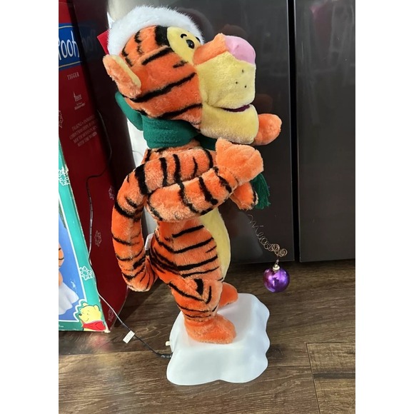 Disney Telco Motion-ette Winnie The Pooh (Tigger) Christmas Animated Display🍯🎄 - Picture 3 of 5